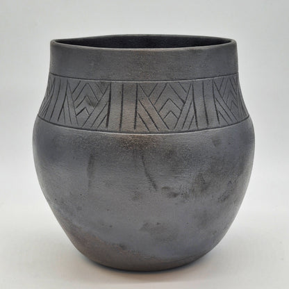 Clarence Cruz ~ 7 1/4 Quart Traditional Bean pot, 9 1/2" x 9 1/2" x 9 1/2"
