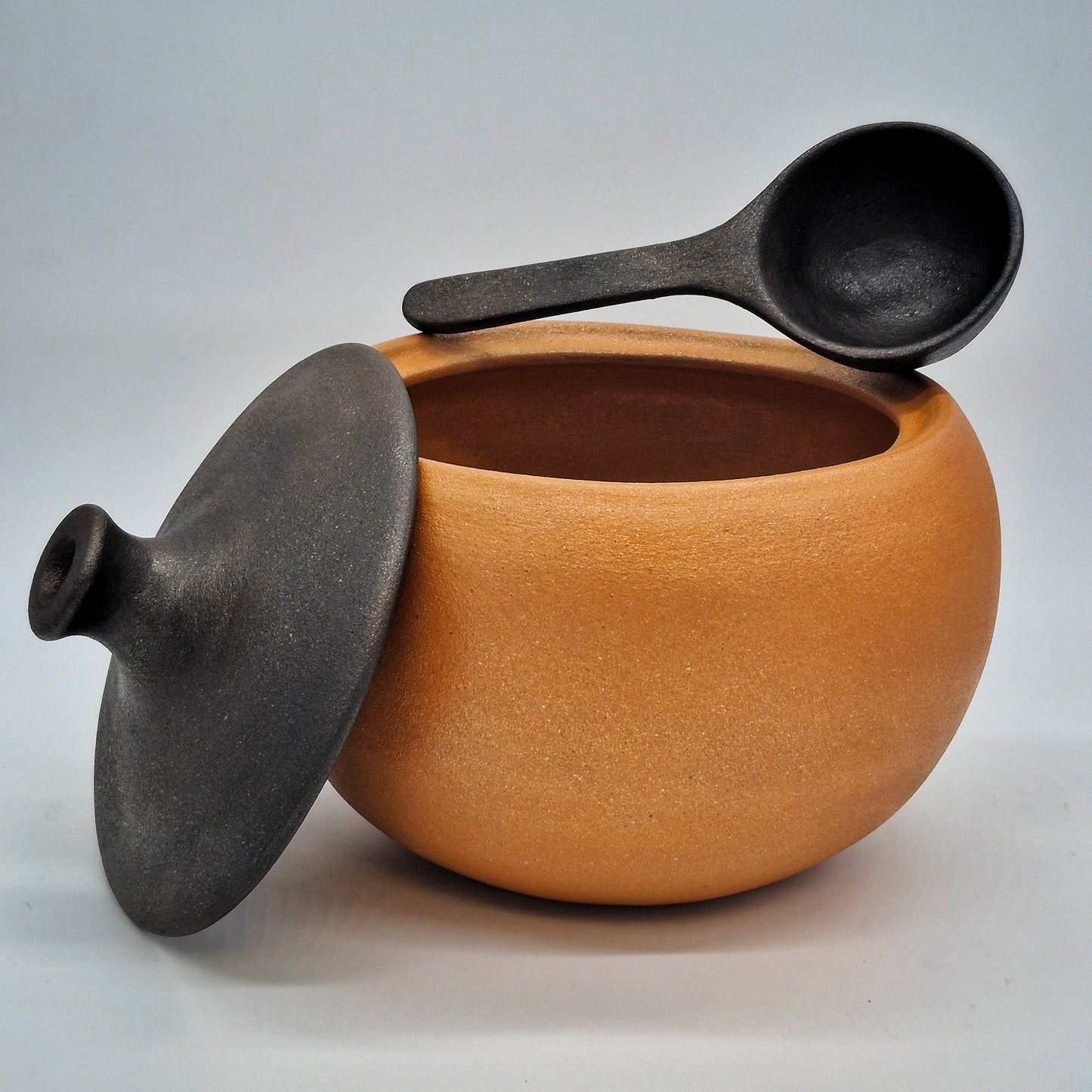 Clarence Cruz ~ 7 Quart Domed Casserole "Acorn" style with lid & Ladel
