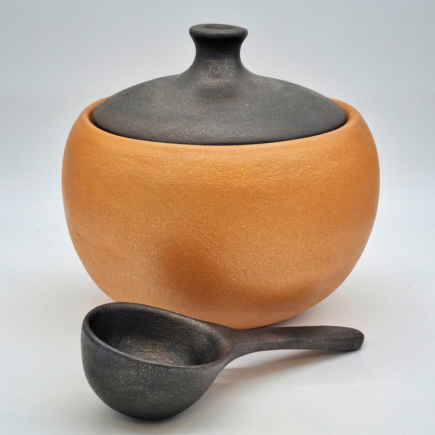 Clarence Cruz ~ 7 Quart Domed Casserole "Acorn" style with lid & Ladel