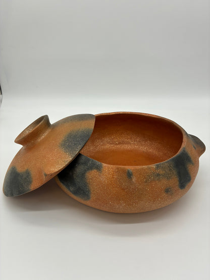 Lee Onstott ~ 3 Quart Casserole Style Bean Pot with Lid, 10.5" x 9 1/4" x 6"