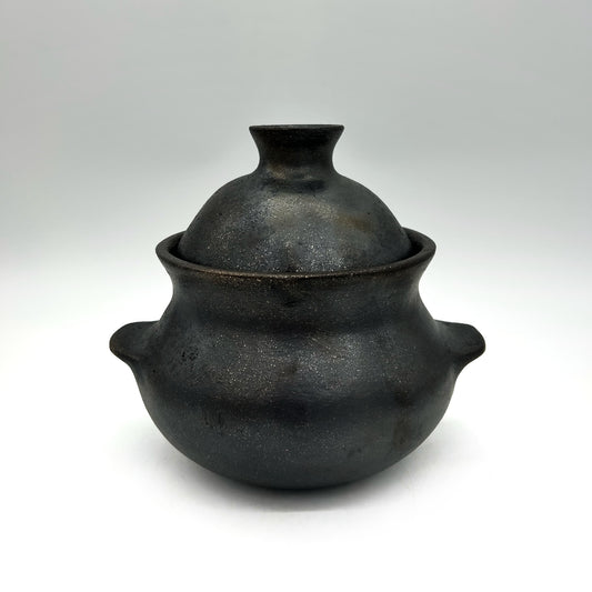JT Beggs ~ 1 3/4 Quart Bean pot, 7 3/4" x 8 1/2" x 7"