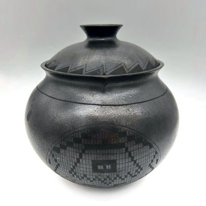 Lorenzo Mendez ~ 4 1/4 Quart Painted Black Mica Bean Pot with Lid, 9" x 8" x 8"