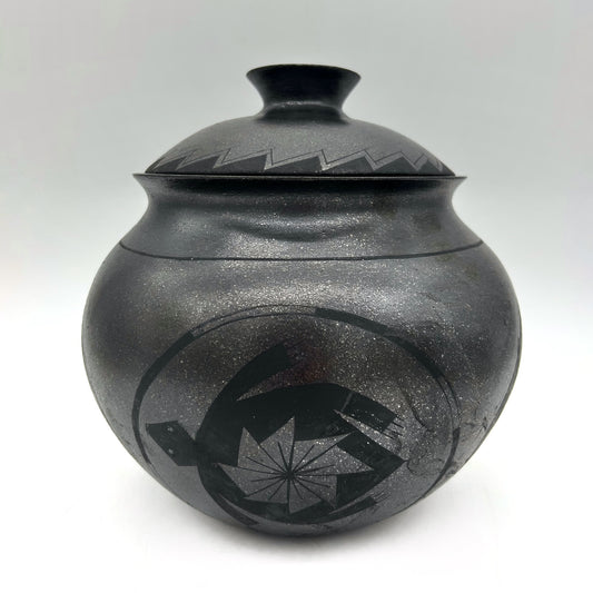 Lorenzo Mendez ~ 4 1/4 Quart Painted Black Mica Bean Pot with Lid, 9" x 8" x 8"