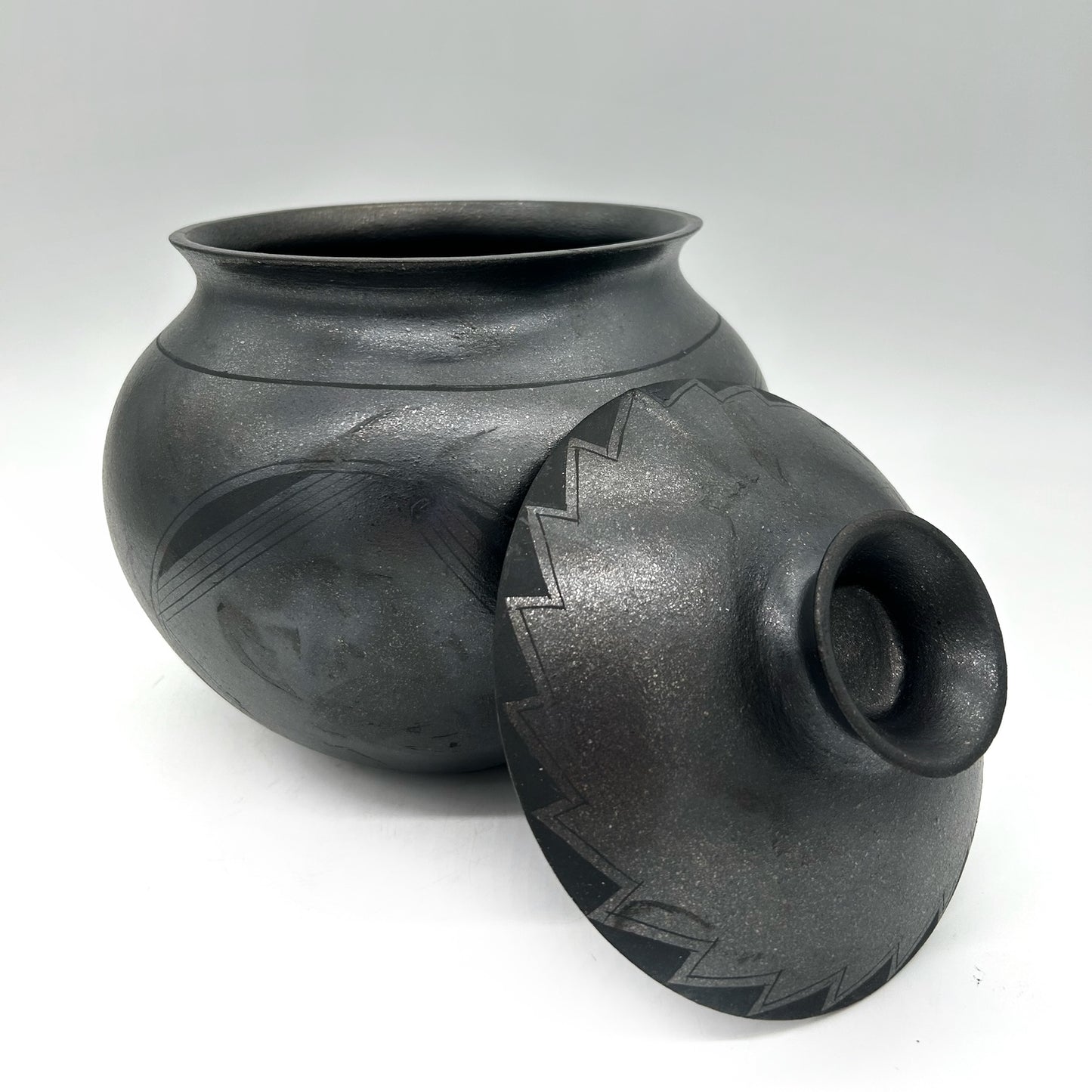 Lorenzo Mendez ~ 4 1/4 Quart Painted Black Mica Bean Pot with Lid, 9" x 8" x 8"