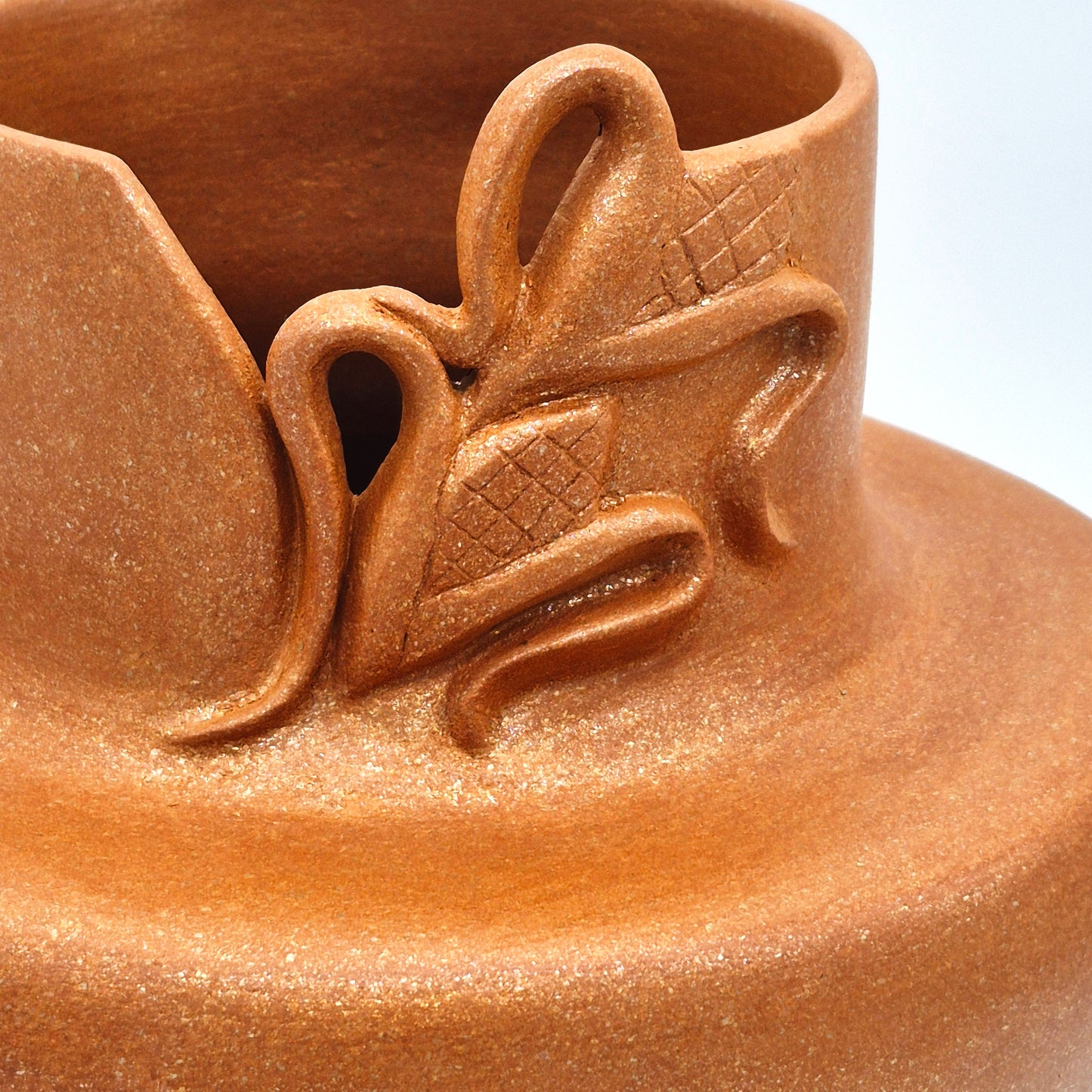 Mary North ~ 4 Quart Traditional Bean Pot with Corn Husk Design, 9 3/4" x 10" x 10"
