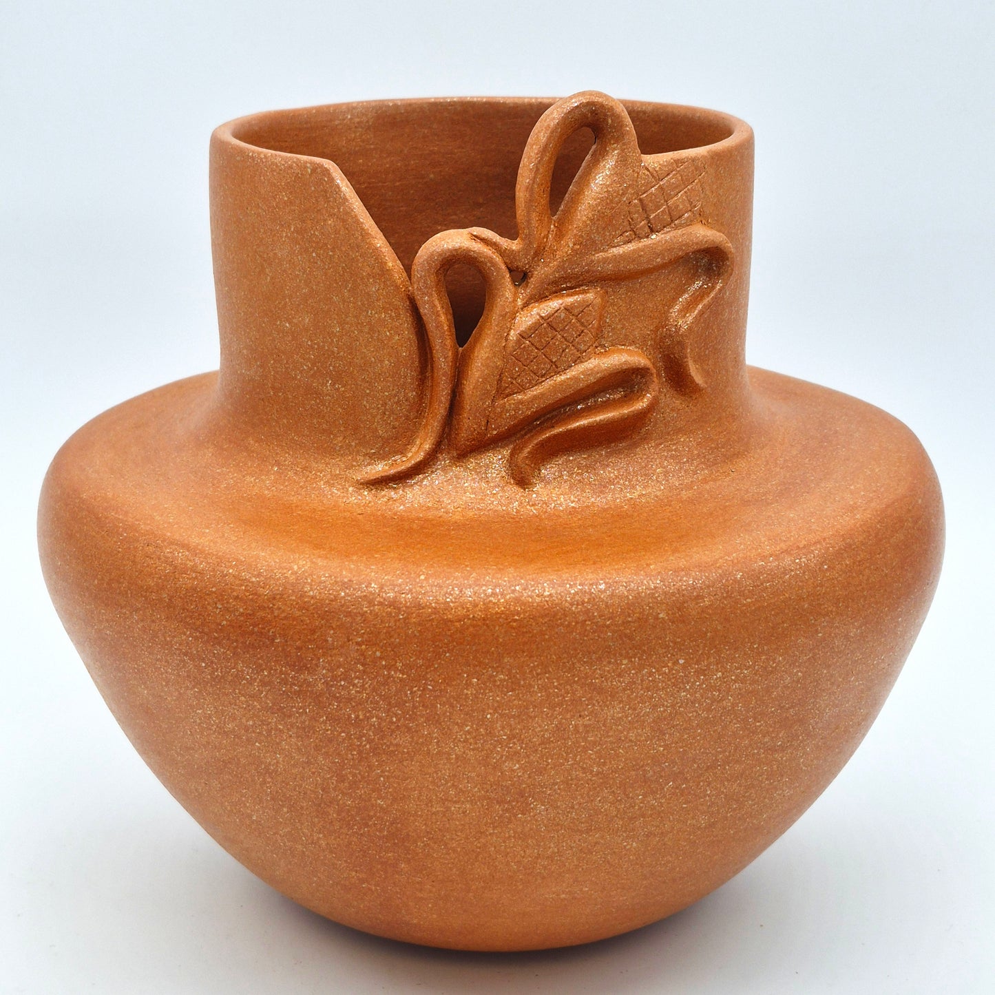 Mary North ~ 4 Quart Traditional Bean Pot with Corn Husk Design, 9 3/4" x 10" x 10"