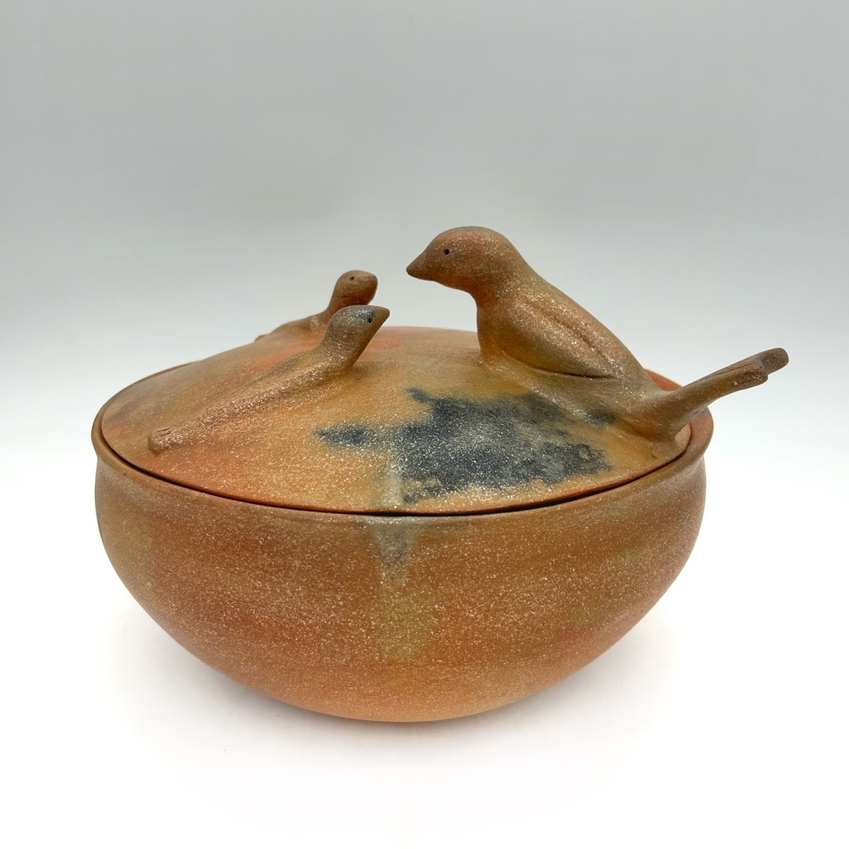 3 1/4 Quart Bowl with Bird Family on Lid