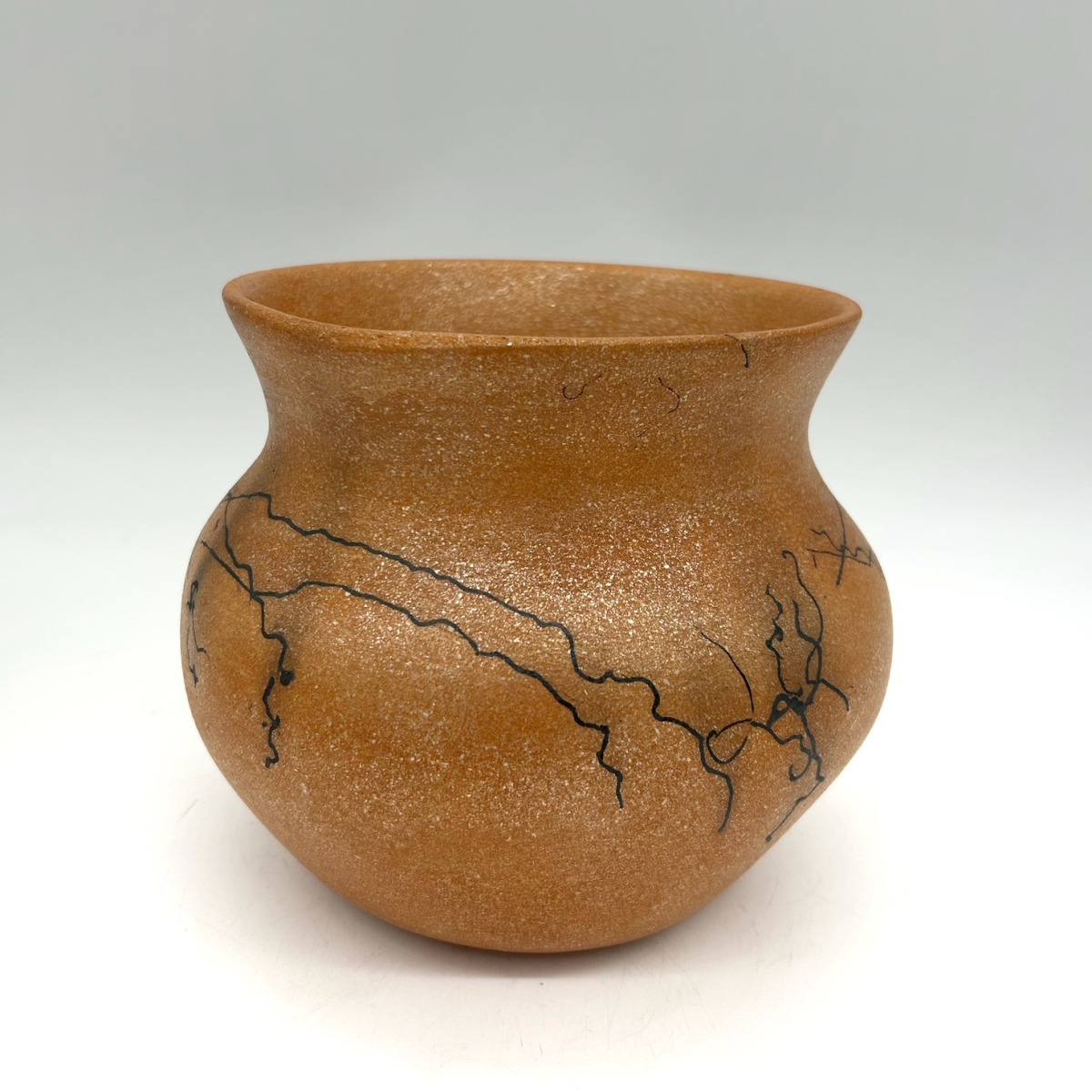 2 3/4 Quart Mica Traditional Bean pot with horsehair design