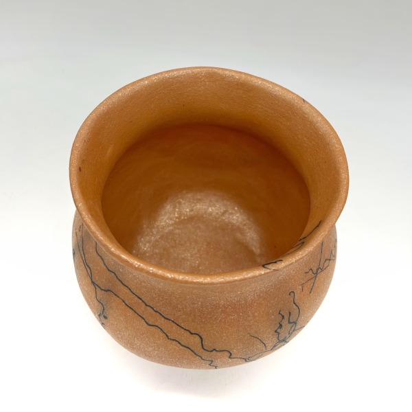2 3/4 Quart Mica Traditional Bean pot with horsehair design
