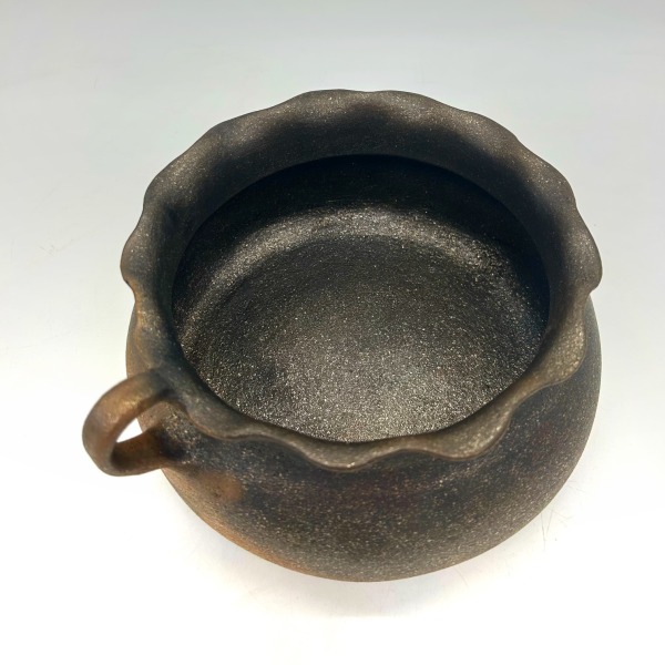 3 3/4 Quart Mica Bean Pot Black, Fluted Edge, Single handle